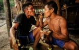 Deux hommes inhalent du Yopo, une poudre à base de feuille de coca et de tabac, dans la province de Vaupes en Colombie, le 9 novembre 2023