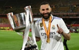 L'attaquant français du Real Madrid, Karim Benzema, avec le trophée de la Coupe du Roi à l'issue de la finale de la Coupe du Roi contre le CA Osasuna, à Séville, le 6 mai 2023