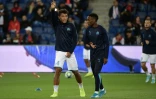 Les Marseillais Boubacar Kamara (g) et Bouna Sarr à l'échauffement avant le match contre le PSG, le 27 octobre 2019 au Parc des Princes