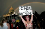 Une manifestation   contre l'abandon du droit à l'avortement devant le Capitole du Colorado, vendredi à Boulder