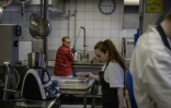 Des employés originaires d'Asie dans les cuisines d'un restaurant à Ilulissat, au Groenland, le 18 mars 2026

