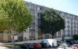 L'immeuble où une jeune femme a été gravement blessée chez elle par des tirs à l'aveugle, dans le 10e arrondissement de Marseille, le 11 septembre 2023