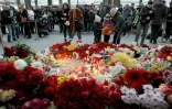 Des gens déposent des fleurs en rendant hommage aux victimes à l'aéroport Pulkovo de Saint-Petersbourg, le 1er novembre 2015