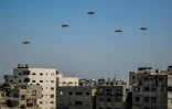 Des colis d'aide humanitaire attachés à des parachutes sont largués par des avions militaires sur la ville de Gaza le 20 mars 2024