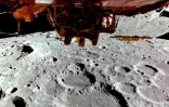 Image tirée d'une vidéo publiée le 24 février 2025 par Firefly Aerospace montrant l'atterrisseur Blue Ghost de Firefly sur sa troisième orbite lunaire, montrant la face cachée de la Lune et une vue de haut en bas de Blue Ghost