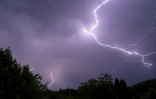 Météo-France a placé mardi le Gard et l'Hérault en vigilance absolue, en raison d'"orages stationnaires" et de volumes de précipitations exceptionnels, tandis que 25 départements du Centre-Est et du Nord-Est restent en vigilance orange aux orages mardi soir
