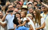 Le Serbe Novak Djokovic embrasse sa fille après sa victoire en finale de l'US Open, le 10 septembre 2023 à New York