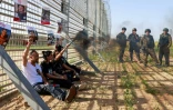 Des proches d'otages israéliens protestent près de la frontière de Gaza à proximité du kibboutz Nir Oz, pour appeler au maintien de la trêve et à un accord pour le retour des otages, le 18 mars 2025 