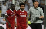 L'attaquant de Liverpool Mohamed Salah (c) quitte le terrain blessé à l'épaule, le 26 mai 2018 à Kiev