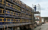 Des employés chargent des bouteilles de gaz sur des camions avant leur expédition depuis le site de l'entreprise Petro Ivoire, dans la zone industrielle de Vridi, à Abidjan, le 7 juillet 2026 en Côte d'Ivoire