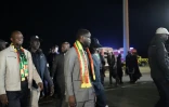Le président sénagalais Bassirou Diomaye Faye (centre) accueille le 20 janvier 2026 l'équipe de football du Sénégal, de retour au pays après leur victoire en finale de la CAN-2025 face au Maroc  