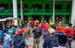 Des secourites recherchent des survivants sur le site de l'école islamique Al Khoziny effondrée à Sidoarjo, dans la province de Java oriental, le 30 septembre 2025