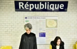 Des passagers observent une minute de silence en hommage aux victimes des attaques de Paris, le 16 novembre 2015 métro République