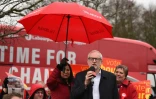 Le leader de l'opposition travailliste Jeremy Corbyn en campagne électorale à Bolton, dans le nord-ouest de l'Angleterre, le 10 décembre 2019.