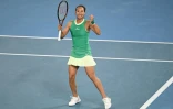 La joueuse de tennis chinoise Zheng Qinwen célèbre sa victoire contre la Russe Anna Kalinskaya en quart de finale de l'Open d'Australie à Melbourne le 24 janvier 2024