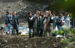 Des enquêteurs fouillent des gravats en bordure du Gave dans le cadre de l'enquête sur la disparition de d'Alexandre Junca, le 20 octobre 2011 à Pau
