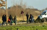 Des migrants qui cherchent Ă se rapprocher du terminal des ferry Ă Calais pour embarquer vers le Royaume-uni, le 12 janvier 2018