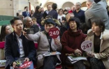 De nombreux acheteurs étrangers participent à la 158e vente des Hospices de Beaune à Beaune (Côte-d'Or), le 18 novembre 2018