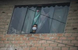 Carlos, 9 ans, à la fenêtre de la maison de la famille Hernández à Lima, le 25 juin 2020