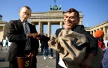 Des militants avec des masques de Poutine et Schröeder protestent devant la porte de Brandebourg à Berlin contre la nomination de l'ancien chancelier au conseil de surveillance du géant pétrolier Rosneft, le 29 septembre 2017 