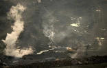 La fumée des incendies souterrains dans une mine de charbon à ciel ouvert à la périphérie de Dhanbad, le 6 juillet 2023 en Inde