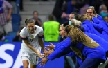 L'Américaine Tobin Heath (g) vient de marquer contre la Suède au Mondial féminin, le 20 juin 2019 au Havre