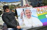 Des fidèles souhaitent la guérison au pape François hospitalisé à Rome depuis le 14 février pour une double pneumonie, le 6 mars 2025