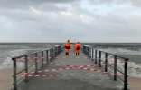 Des employés de la municipalité sur la jetée, interdite aux promeneurs, d'Andernos, sur le bassin d'Arcachon, le 22 décembre 2019 après le passage de la tempête Fabien