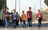 Des enfants syriens, le 1er septembre 2017 à Binnish, près d'Idbleb (Syrie)