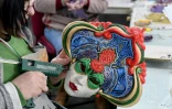 Travail sur un masque de carnaval dans l'atelier albanais Venice Art Mask à Shkodër, le 20 février 2020