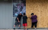 Des habitants installent des panneaux en bois avant l'arrivée de l'ouragan Laura, le 26 août 2020 à Lake Charles, en Louisiane