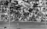 L'athlète américain Dick Fosbury remporte la médaille d'or avec un  nouveau style de saut, le 20 octobre 1968 aux Jeux Olympiques de Mexico