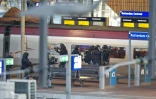 Des policiers en position près du Thalys après qu'un homme s'est enfermé dans les toilettes du train, le 18 septembre 2015 à la gare de Rotterdam