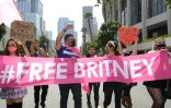 Des fans de Britney Spears rassemblés devant le tribunal de Stanley Mosk, le 29 septembre 2021 à Los Angeles, en Californie