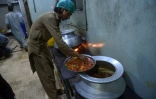 Un cuisinier prépare du biryani dans un restaurant de Karachi, le 17 septembre 2023 au Pakistan