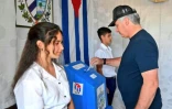 Miguel Diaz-Canel en train de voter dans un bureau de vote à Santa Clara, Cuba, le 26 mars 2023, lors des élections législatives