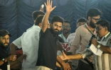 Le fondateur du Cockroach Janta Party (CJP), Abhijeet Dipke (C), lors d’une manifestation réclamant la démission du chef de la commission électorale indienne, Gyanesh Kumar, à Freedom Park, à Bengaluru, le 8 octobre 2026