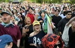 Des spectateurs dansent lors d'un concert du groupe de rock français "La Flemme" au DMZ Peace Train Festival à Cheorwon, le 14 juin 2026 en Corée du Sud, près de la frontière avec la Corée du Nord
