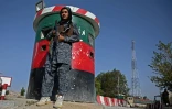 Un combattant taliban travaillant comme policier monte la garde à l'entrée d'une circonscription de police le 3 octobre 2021 à Kaboul