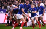 Le demi de mêlée du XV de France, Antoine Dupont, passe le ballon à son demi d'ouverture, Romain Ntamack, lors du match du Tournoi des Six nations contre l'Angleterre, le 2 février 2020 à Saint-Denis