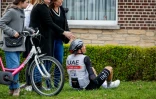 Tim Wellens, pris dans l'incroyable chute provoquée par le Polonais Filip Maciejuk, lors du Tour des Flandres, le 2 avriol 2023. Le Belge souffre d'une fracture de la clavicule