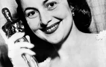 Olivia de Havilland avec son Oscar de la meilleure actrice pour son rôle dans "L'Héritière", le 27 mars 1950 à Hollywood