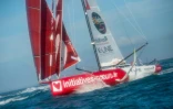 La skipper britannique Samantha Davies à la barre de son voilier "Initiative-Coeur" au départ du Vendée Globe au large des Sables-d'Olonne, le 8 novembre 2020