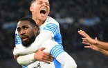 La joie du milieu de terrain brésilien de Marseille, Gerson, félicité par son coéquipier Amine Harit, après avoir ouvert le score à domicile contre Brest, lors de la 17e journée de Ligue 1, le 4 décembre 2021 au Stade Vélodrome