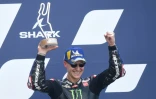 Fabio Quartararo (Yamaha) sur la 3e marche du podium du GP de France MotoGP, au Mans, le 16 mai 2021