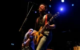 Le chanteur et guitariste du groupe de rock américain Eagles of Death Metal, Jesse Hugues, sur scène, dans la salle du Sentrum à Oslo le 14 février 2016