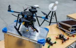 Un drone équipé d'une unité et d'une antenne émettrices permettant de modifier les données de position (spoofing), lors d'une présentation du programme "Custodian" à Cochstedt, en Allemagne, le 8 octobre 2025