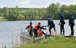 Des démineurs sur le lac d'Horenka, en Ukraine, le 27 mai 2022