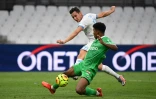 Le jeune Stéphanois Wesley Fofana au marquage de l'attaquant de Marseille Florian Thauvin au stade Vélodrome, le 17 septembre 2020