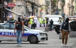 Des policiers sécurisent un périmètre devant "La Brioche dorée" après l'explosion d'un colis piégé dans une rue piétonne de Lyon, le 24 mai 2019